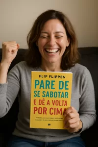Pessoa feliz após aplicar as lições do livro Pare de se sabotar