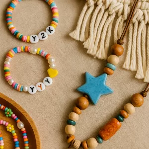 Peças artesanais combinando elementos Y2K e boho chic em ambiente aconchegante