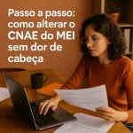 Empreendedor revisando CNAE do MEI em notebook, ambiente organizado