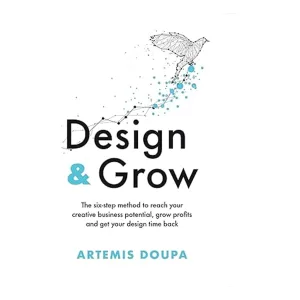 Empreendedor criativo segurando o livro Design & Grow em um espaço de trabalho moderno