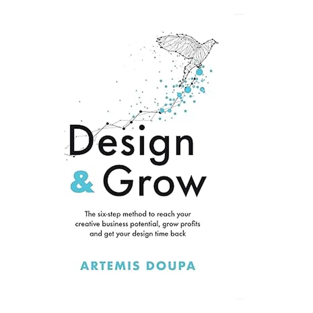 Empreendedor criativo segurando o livro Design & Grow em um espaço de trabalho moderno