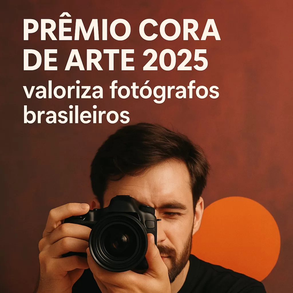 Fotógrafo segurando câmera em destaque com elemento laranja